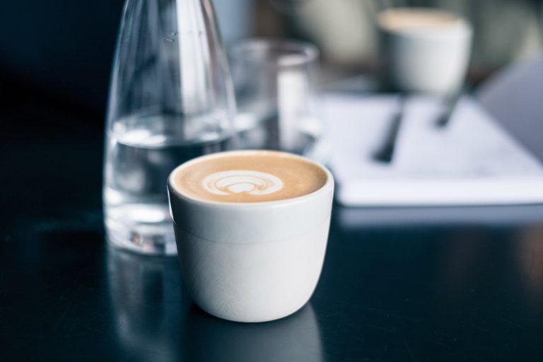 En kop kaffe placeret på et bord
